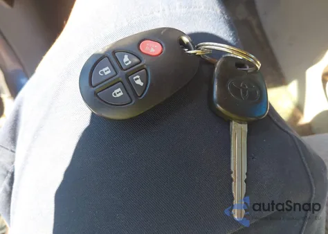 2013 Toyota Sienna Le V6 8 Passenger z USA, uszkodzony, nr VIN 5TDKK3DCXDS350005